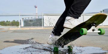 skater-splashing-water