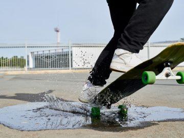 skater-splashing-water