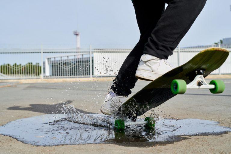 skater-splashing-water