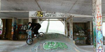 découvrez l'univers passionnant des sports alternatifs, des disciplines uniques qui sortent des sentiers battus. que vous soyez fan de skate, de parkour ou d'escalade, plongez dans des activités dynamiques et innovantes qui repoussent les limites de l'adrénaline et de la créativité.