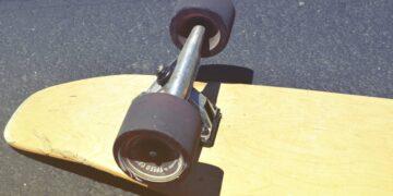 découvrez l'univers passionnant du skateboard ! des conseils pour débutants aux astuces pour perfectionner vos tricks, explorez notre guide complet qui vous accompagne dans votre aventure sur planche. rejoignez la communauté et exprimez votre style unique sur le bitume.