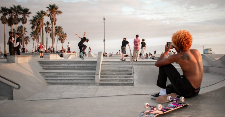 découvrez l'univers captivant du skateboarding, un sport alliant technique, style et passion. que vous soyez débutant ou skateur expérimenté, trouvez des astuces, des conseils et des tendances pour améliorer votre pratique et vivre pleinement cette culture urbaine.