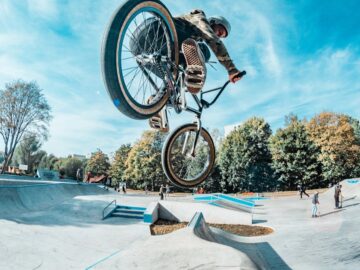découvrez l'univers du bmx : des conseils pour débutants, les meilleures techniques, des vidéos inspirantes et les dernières tendances en matière de vélos et de compétitions. préparez-vous à rider comme un pro !