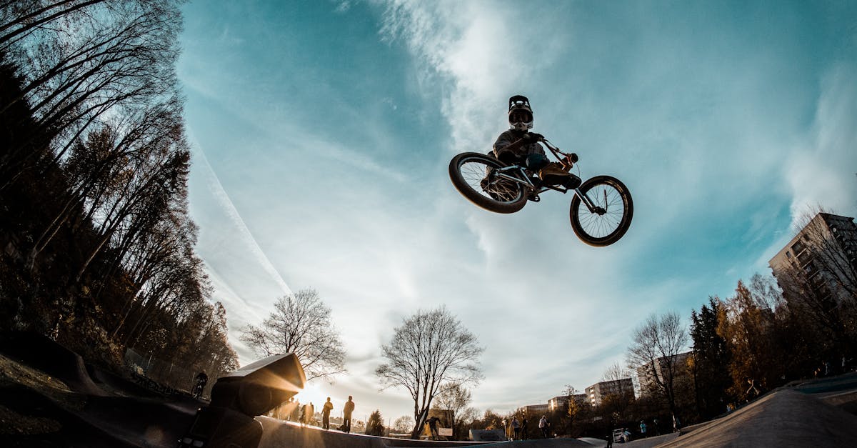découvrez l'univers passionnant du bmx : sport, techniques, compétitions et tendances. que vous soyez débutant ou expert, plongez dans l'adrénaline des tricks et des courses palpitantes sur deux roues.