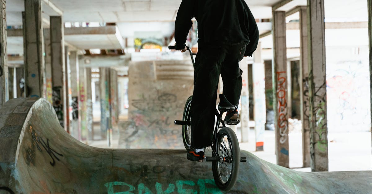 découvrez les astuces et techniques essentielles pour maîtriser les meilleurs tricks en bmx. que vous soyez débutant ou rider expérimenté, apprenez à effectuer des sauts spectaculaires et des figures impressionnantes grâce à nos conseils et tutoriels détaillés.
