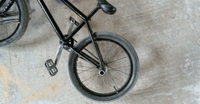 découvrez les meilleurs tricks de bmx et apprenez à maîtriser des figures époustouflantes. que vous soyez débutant ou expert, notre guide vous offre des conseils et des tutoriels pour améliorer votre style et vos compétences sur le vélo. plongez dans l'univers palpitant du bmx !