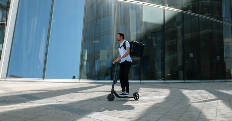 découvrez notre sélection de trottinettes électriques, alliant performance, design moderne et confort de conduite. idéales pour vos déplacements urbains, nos trottinettes offrent une autonomie optimale et des fonctionnalités innovantes. profitez d'une conduite fluide et écologique pour naviguer facilement dans la ville.
