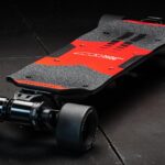 découvrez notre sélection de planches à roulettes électriques innovantes. idéales pour des déplacements rapides et amusants, nos skateboards électriques allient design moderne et performance. parfaits pour les urbanites en quête de liberté sur roues.