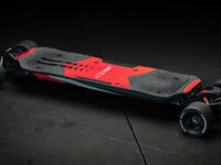 découvrez l'univers fascinant des skateboards électriques ! alliant performance et écologie, ces engins vous offrent une expérience de glisse unique et moderne. idéals pour vos trajets quotidiens ou vos loisirs, explorez notre sélection de modèles et trouvez celui qui vous correspond.