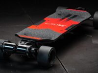 découvrez notre sélection de planches à roulettes électriques innovantes. idéales pour des déplacements rapides et amusants, nos skateboards électriques allient design moderne et performance. parfaits pour les urbanites en quête de liberté sur roues.