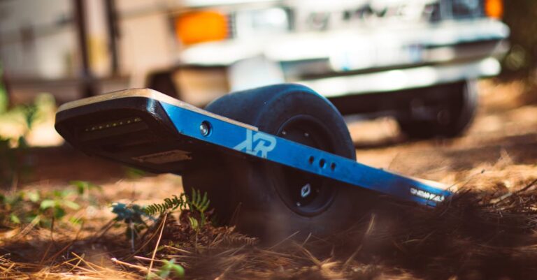 découvrez l'univers des skateboards électriques : révolutionnez vos trajets quotidiens avec style et facilité. explorez notre sélection de modèles adaptés à tous les niveaux, profitez de performances impressionnantes et d'une expérience de conduite unique. équipez-vous pour des aventures à grande vitesse tout en respectant l'environnement.