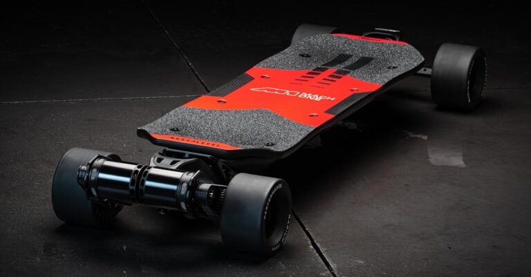 découvrez notre sélection de planches à roulettes électriques innovantes. idéales pour des déplacements rapides et amusants, nos skateboards électriques allient design moderne et performance. parfaits pour les urbanites en quête de liberté sur roues.
