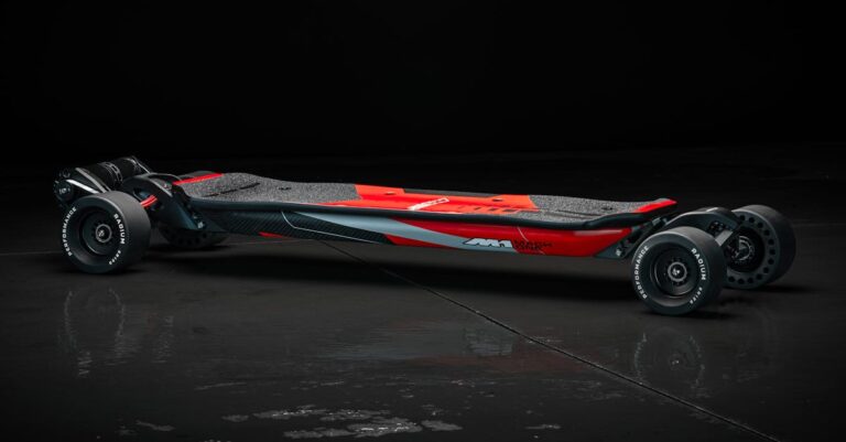 découvrez le monde des skateboards électriques : performants, écologiques et amusants. idéals pour les déplacements urbains, ces engins innovants combinent vitesse, autonomie et design pour offrir une expérience de glisse unique. explorez les meilleurs modèles et trouvez le skateboard électrique qui vous convient le mieux.