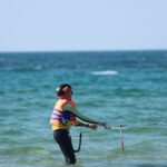découvrez les meilleures pratiques de sécurité en kitesurf pour profiter pleinement de votre expérience sur l'eau. apprenez des conseils essentiels pour naviguer en toute sécurité et éviter les accidents.
