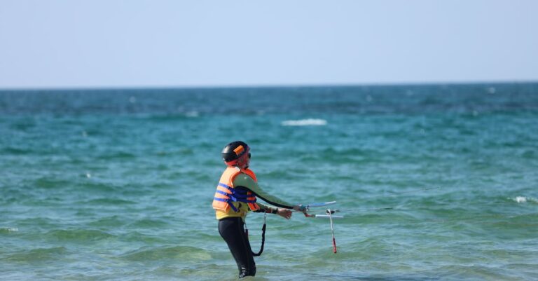 découvrez les meilleures pratiques de sécurité en kitesurf pour profiter pleinement de votre expérience sur l'eau. apprenez des conseils essentiels pour naviguer en toute sécurité et éviter les accidents.