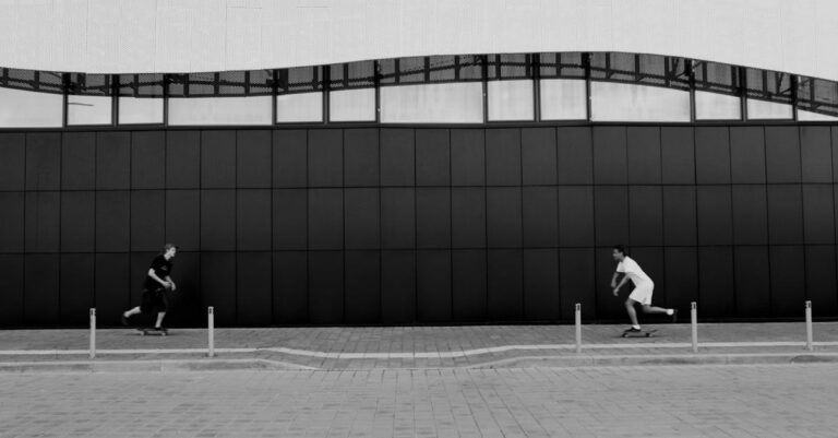 découvrez l'univers passionnant du skateboard, ses techniques, ses styles, et les meilleurs conseils pour débuter ou progresser. plongez dans la culture du skate et trouvez l'inspiration pour vos prochaines sessions sur la planche.