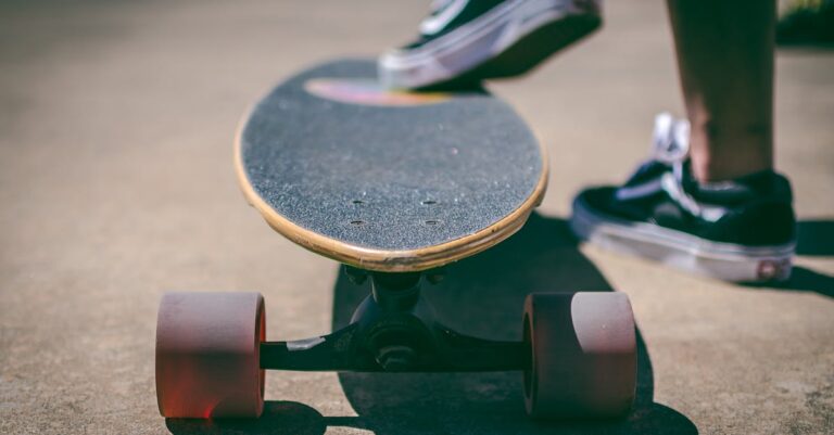 découvrez le monde passionnant du skateboard ! que vous soyez débutant ou expert, trouvez des conseils, des astuces et des tendances pour améliorer votre technique et profiter pleinement de ce sport urbain. rejoignez la communauté et faites glisser votre créativité sur la planche.