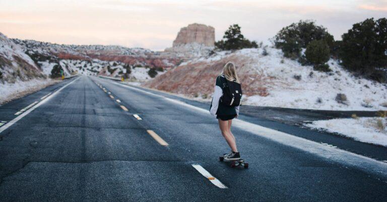 découvrez l'univers du skateboard : astuces, techniques, tendances et conseils pour débutants et riders confirmés. plongez dans la passion du glisse et explorez notre sélection de planches et accessoires pour vous faire rider comme un pro !