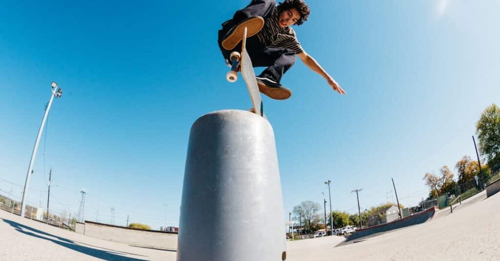 découvrez l'univers passionnant des skateboarders ! apprenez sur les techniques, les meilleurs spots et les tendances du skate. que vous soyez débutant ou pro, plongez dans la culture du skateboard et laissez-vous inspirer par des tricks époustouflants.