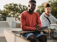 découvrez l'univers fascinant des skateboarders : astuces, techniques, et culture du skate. que vous soyez débutant ou pro, plongez dans les tricks légendaires et la passion de cette communauté dynamique.