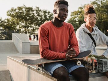 découvrez l'univers fascinant des skateboarders : astuces, techniques, et culture du skate. que vous soyez débutant ou pro, plongez dans les tricks légendaires et la passion de cette communauté dynamique.