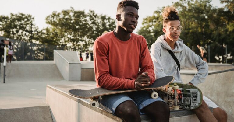 découvrez l'univers fascinant des skateboarders : astuces, techniques, et culture du skate. que vous soyez débutant ou pro, plongez dans les tricks légendaires et la passion de cette communauté dynamique.