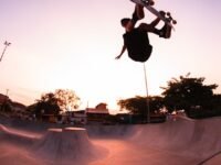 découvrez l'univers passionnant du skateboarding, un sport urbain qui allie technique, créativité et sensation. apprenez les mouvements de base, explorez les meilleures astuces et trouvez les spots incontournables pour pratiquer votre passion. rejoignez la communauté des skateurs et vivez l'adrénaline de la glisse!