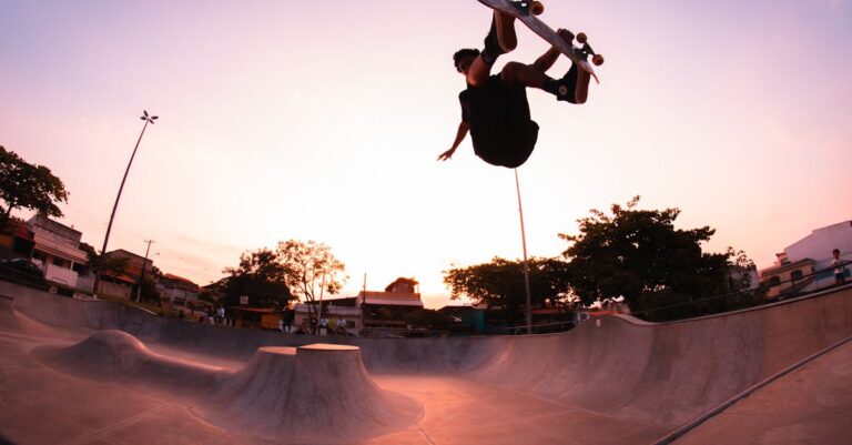 découvrez l'univers passionnant du skateboarding, un sport urbain qui allie technique, créativité et sensation. apprenez les mouvements de base, explorez les meilleures astuces et trouvez les spots incontournables pour pratiquer votre passion. rejoignez la communauté des skateurs et vivez l'adrénaline de la glisse!