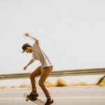découvrez l'univers du skateboarding, un sport captivant qui mêle créativité et adrénaline. apprenez les meilleures techniques, les spots incontournables et les dernières tendances pour maîtriser votre planche avec style.