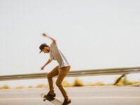 découvrez l'univers du skateboarding, un sport captivant qui mêle créativité et adrénaline. apprenez les meilleures techniques, les spots incontournables et les dernières tendances pour maîtriser votre planche avec style.