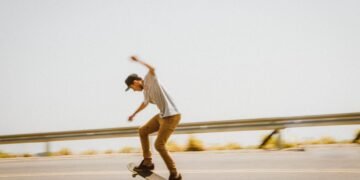 découvrez l'univers du skateboarding, un sport captivant qui mêle créativité et adrénaline. apprenez les meilleures techniques, les spots incontournables et les dernières tendances pour maîtriser votre planche avec style.