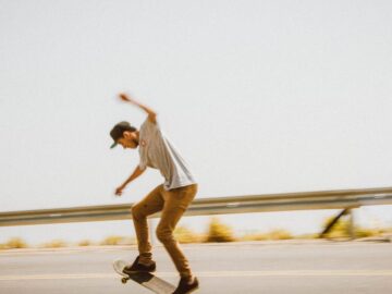 découvrez l'univers du skateboarding, un sport captivant qui mêle créativité et adrénaline. apprenez les meilleures techniques, les spots incontournables et les dernières tendances pour maîtriser votre planche avec style.