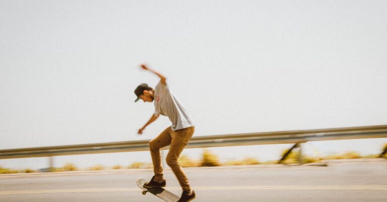 découvrez l'univers du skateboarding, un sport captivant qui mêle créativité et adrénaline. apprenez les meilleures techniques, les spots incontournables et les dernières tendances pour maîtriser votre planche avec style.