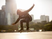 April Skateboards dévoile ses nouveaux modèles pro avec Shane, Yuto, Rayssa, Mariano et bien d'autres Skateboarding in sunset city