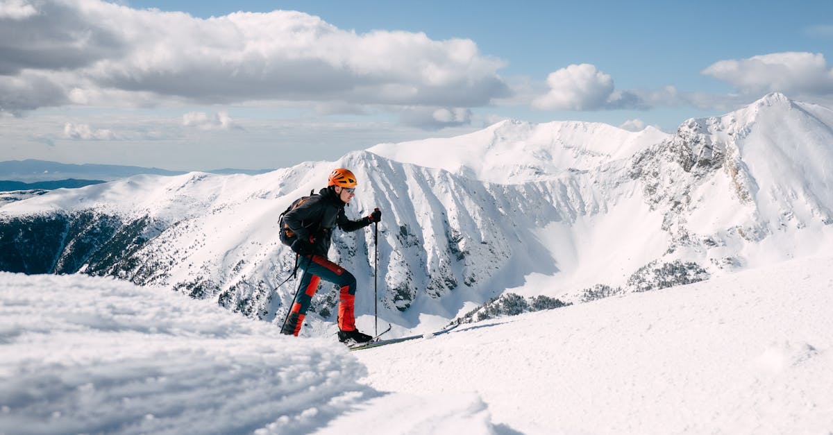découvrez le ski de randonnée, une expérience unique qui allie aventure et nature. explorez des paysages enneigés tout en profitant de la montée dans le calme des montagnes. apprenez les techniques essentielles pour optimiser vos sorties en toute sécurité et redécouvrez le plaisir des descentes hors-piste.