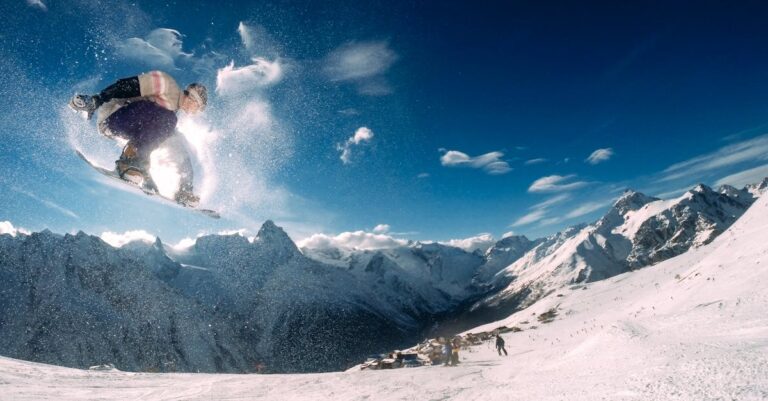 découvrez l'univers palpitant du snowboarding ! apprenez les techniques, les meilleurs spots et les équipements indispensables pour vivre des sensations fortes sur les pistes enneigées. idéal pour débutants et riders expérimentés.