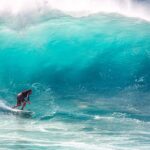 découvrez l'univers passionnant du surf, un sport de glisse captivant qui allie aventure, liberté et connexion avec la nature. apprenez les techniques de surf, trouvez les meilleures destinations et explorez les équipements essentiels pour profiter pleinement des vagues.