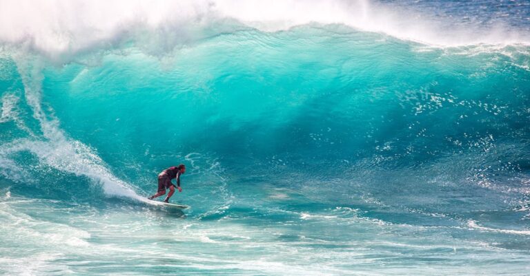 découvrez l'univers passionnant du surf, un sport de glisse captivant qui allie aventure, liberté et connexion avec la nature. apprenez les techniques de surf, trouvez les meilleures destinations et explorez les équipements essentiels pour profiter pleinement des vagues.