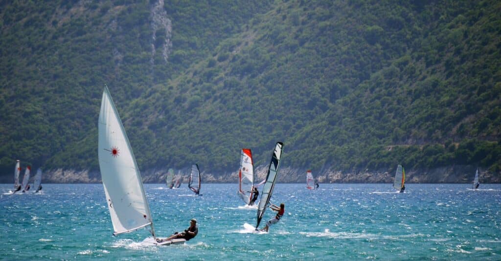 découvrez le plaisir du windsurfing, un sport nautique fascinant qui combine la vitesse, la glisse et le contact avec la nature. que vous soyez débutant ou expert, trouvez des conseils, des astuces et des destinations idéales pour profiter au maximum de votre expérience sur l'eau.