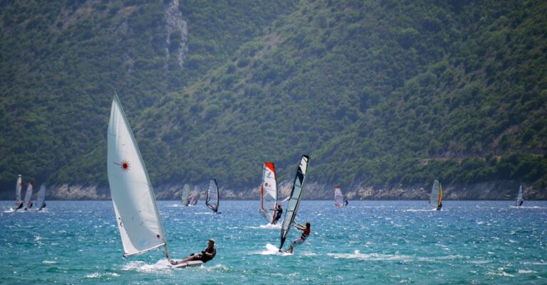 découvrez le plaisir du windsurfing, un sport nautique fascinant qui combine la vitesse, la glisse et le contact avec la nature. que vous soyez débutant ou expert, trouvez des conseils, des astuces et des destinations idéales pour profiter au maximum de votre expérience sur l'eau.