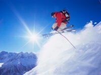 Guide des tailles pour la longueur de semelle des bottes de ski (BSL) Young man skiing