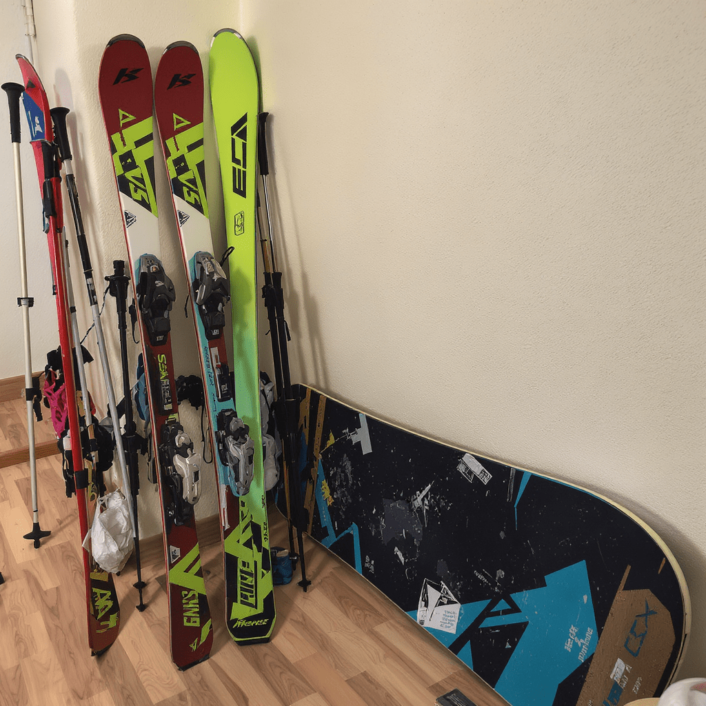 découvrez nos conseils pratiques pour bien ranger vos skis et snowboards durant l'été, afin de les protéger et prolonger leur durée de vie. astuces de stockage, entretien et organisation au rendez-vous !