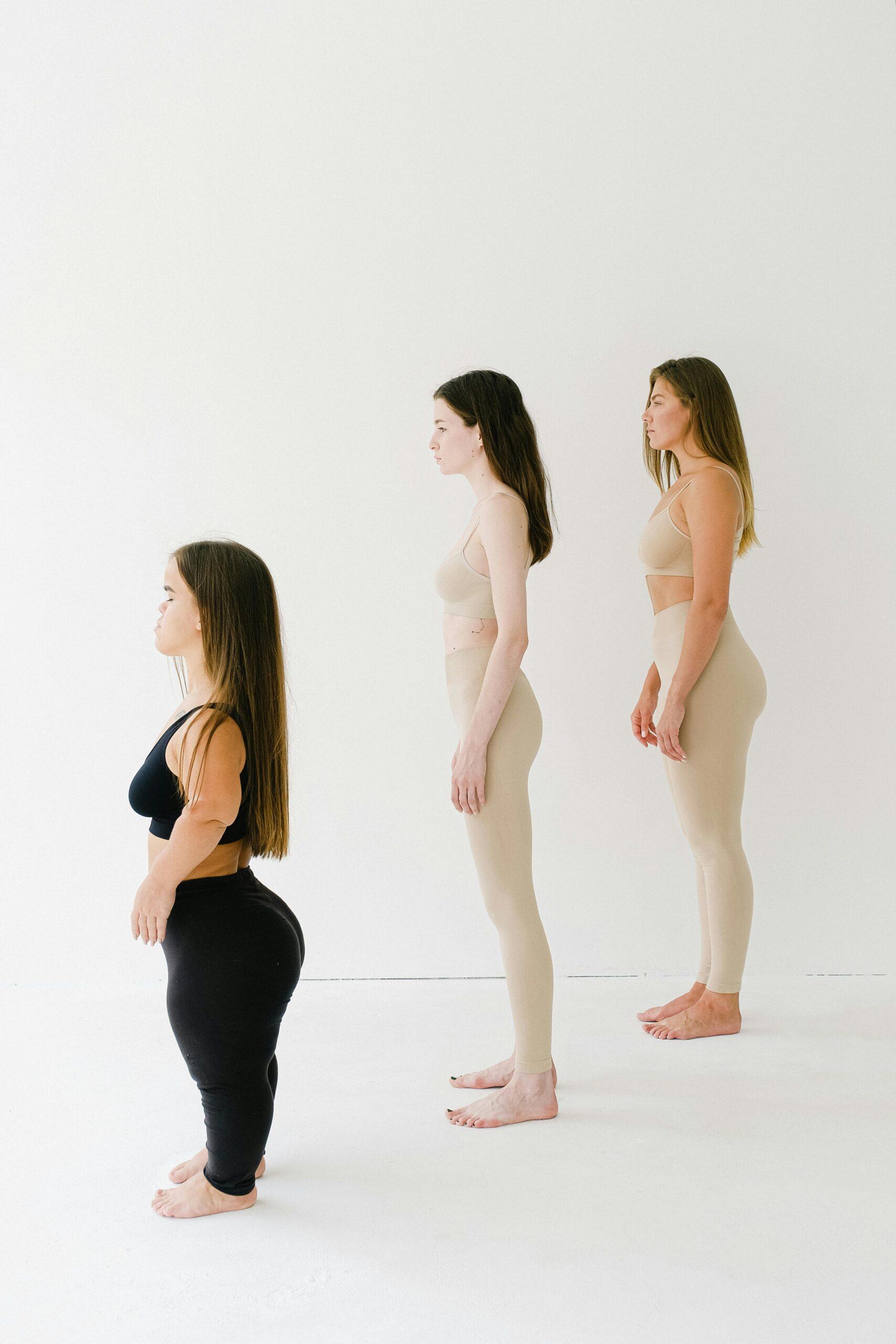 Guide des tailles de vêtements d'extérieur et des longueurs de vestes Three women of different heights in activewear promoting body positivity.