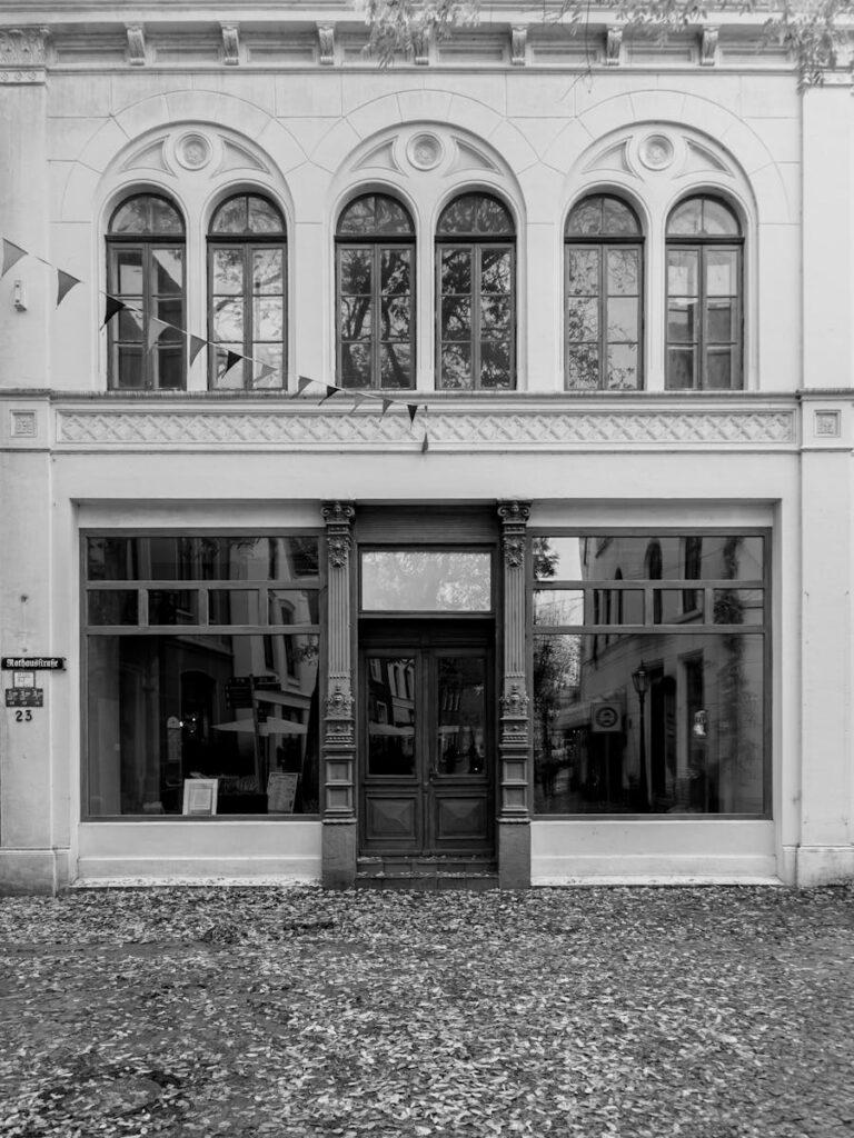guide des tailles de ski pour femmes Classic architectural storefront with arched windows captured in Niedersachsen.