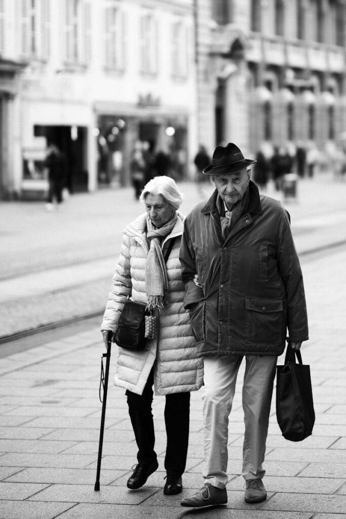 Le guide complet des VTT pour femmes : tailles, types et distinctions Senior couple walking arm in arm on a city street in black and white.